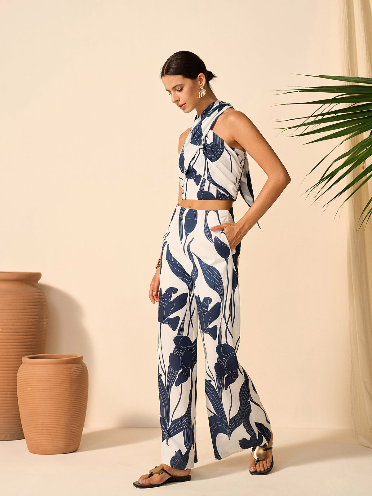 Ensemble haut à licou imprimé fleuri avec pantalon