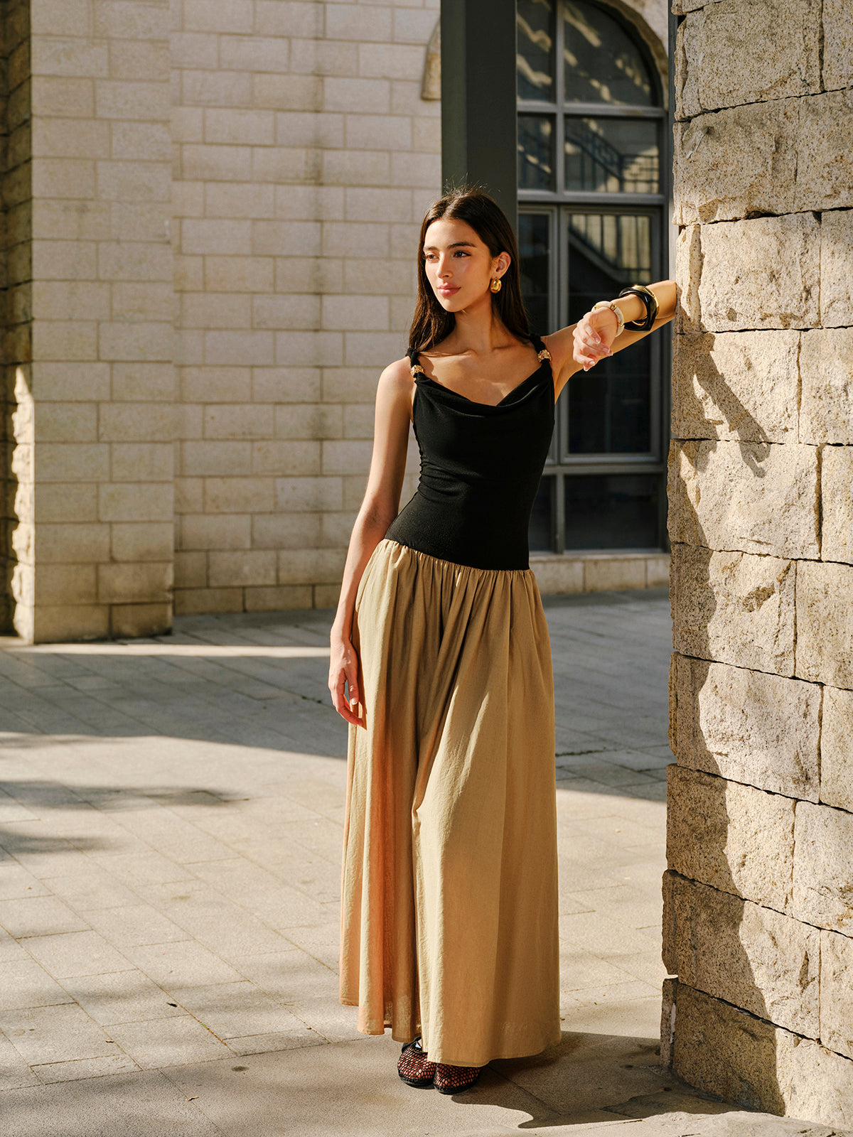 Ärmelloses Kleid aus Leinen und Baumwolle mit Wasserfallausschnitt, Metalldetails und Einsätzen