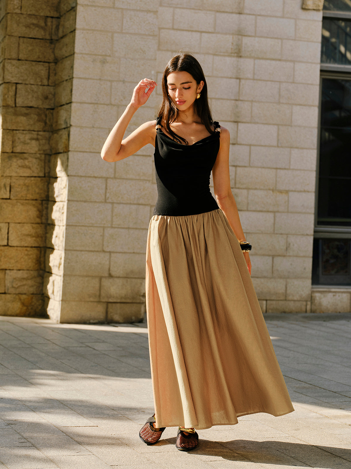 Ärmelloses Kleid mit Stehkragen, Leinen- und Baumwolleinsätzen und Metalldetail