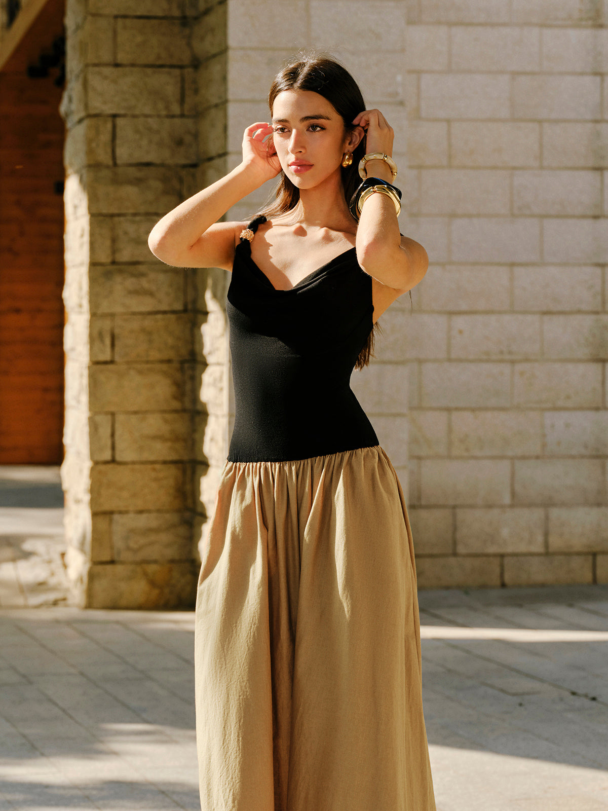 Ärmelloses Kleid aus Leinen und Baumwolle mit Wasserfallausschnitt, Metalldetails und Einsätzen