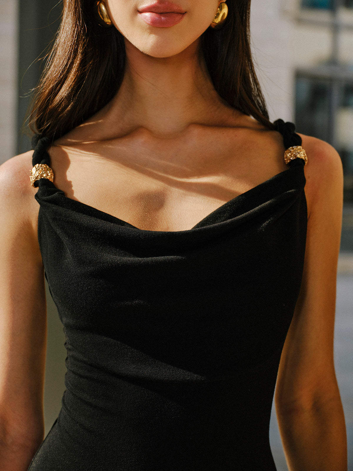 Ärmelloses Kleid mit Stehkragen, Leinen- und Baumwolleinsätzen und Metalldetail