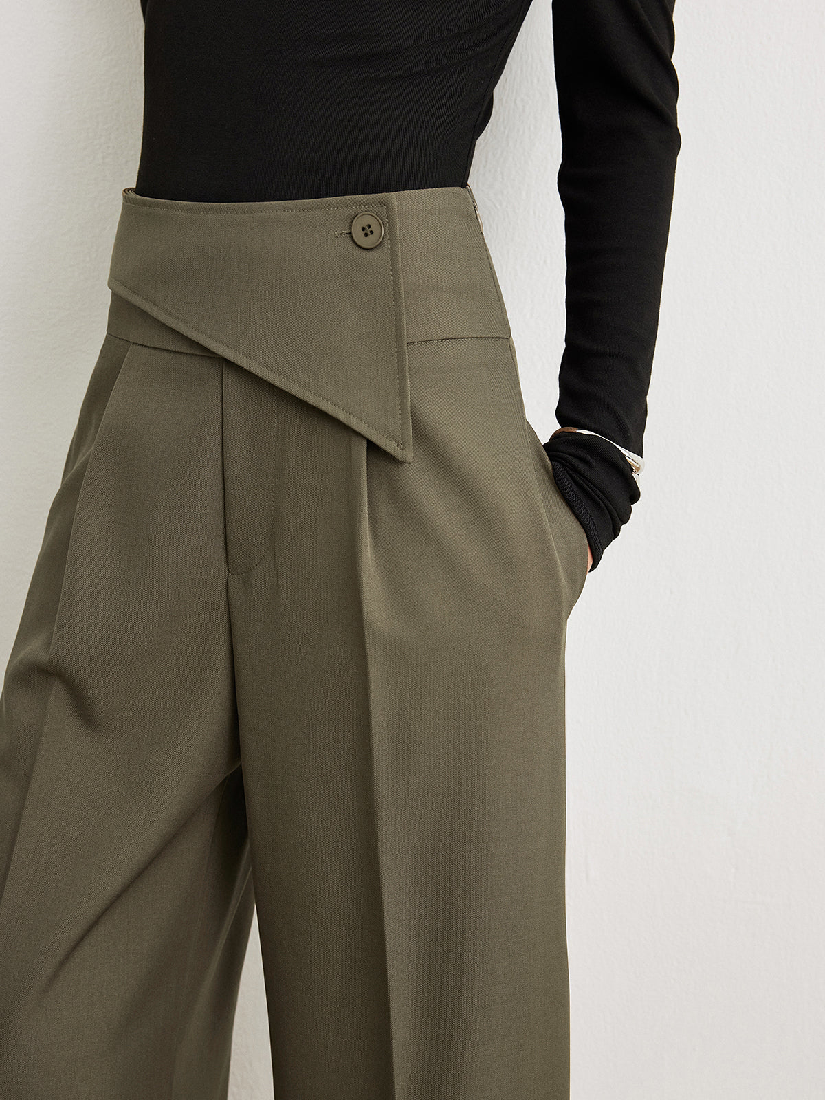 Hose mit mittelhoher Taille und asymmetrischem Design