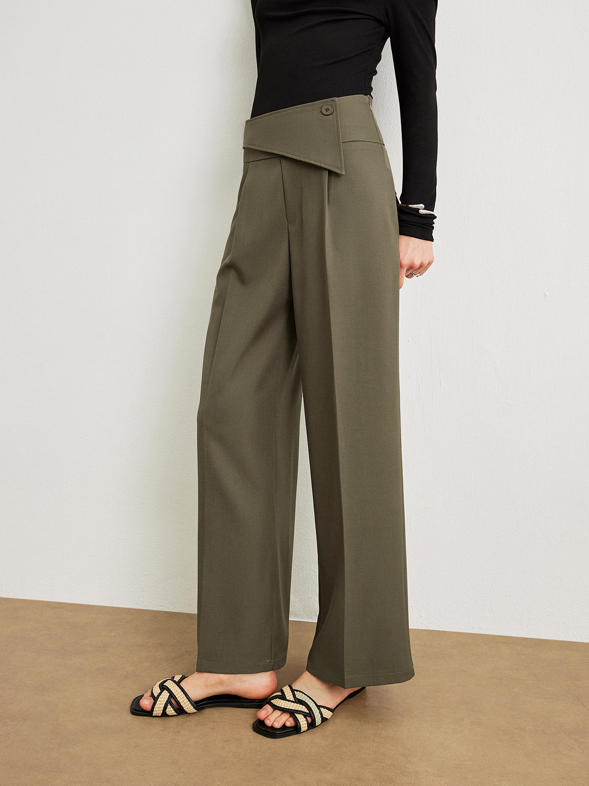 Hose mit mittelhoher Taille und asymmetrischem Design