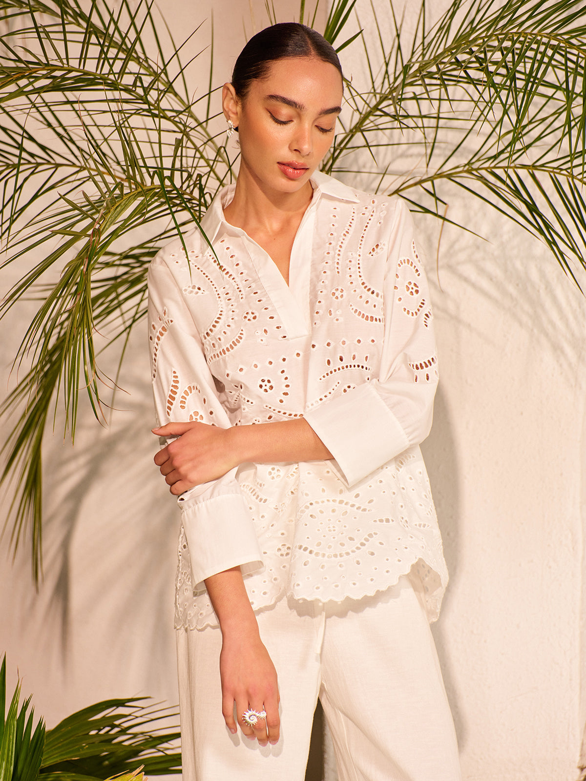 Haut semi-transparent en coton brodé à œillets