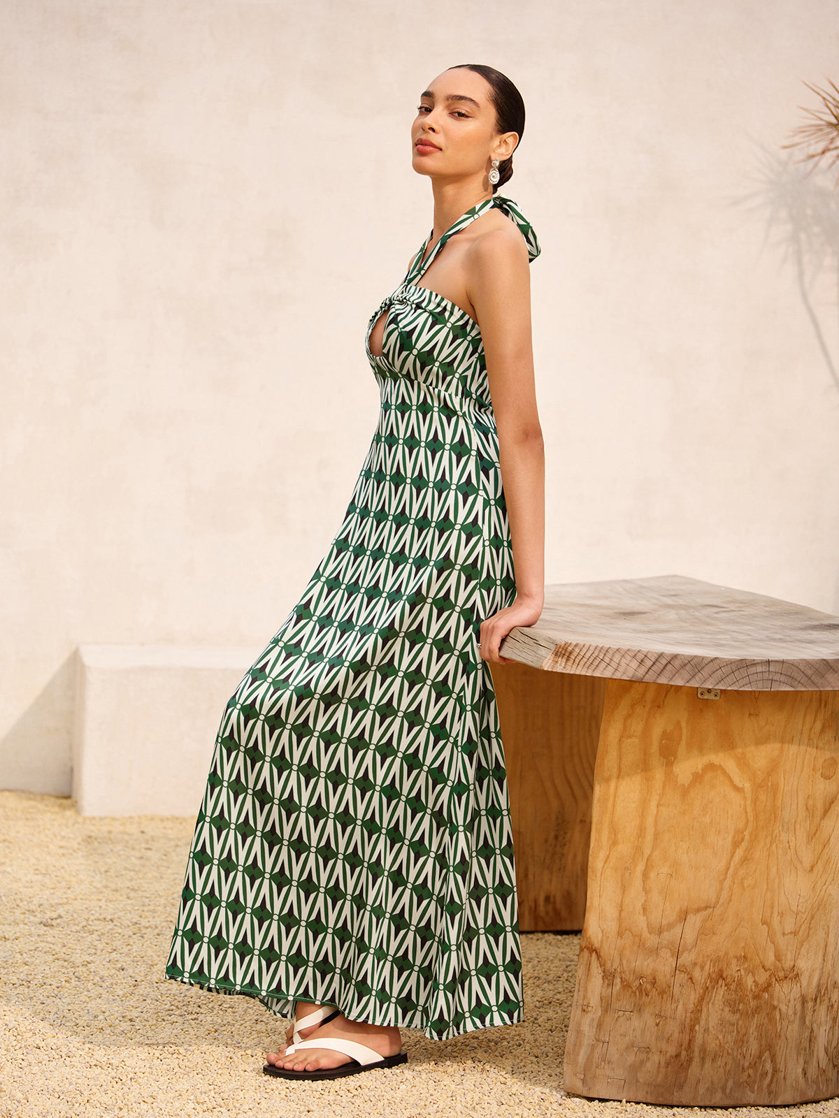 Robe licou avec découpe en trou de serrure