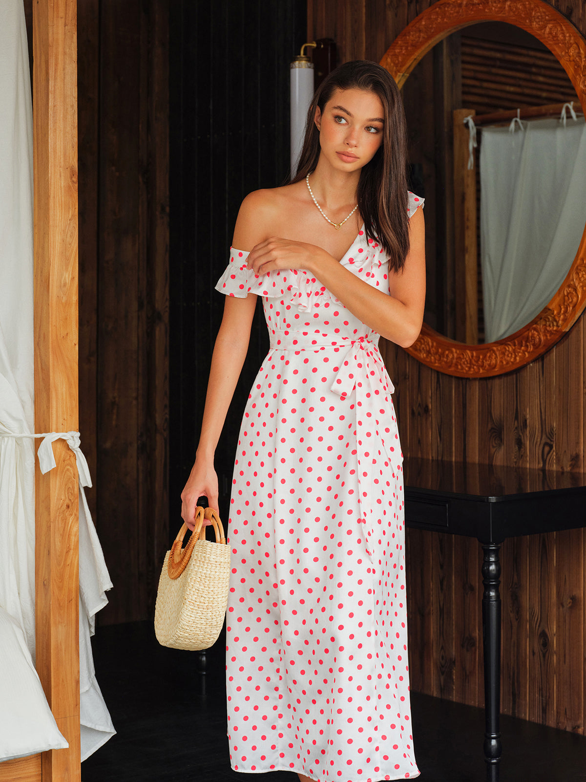 Robe à pois semi-transparente avec volants et liens à la taille