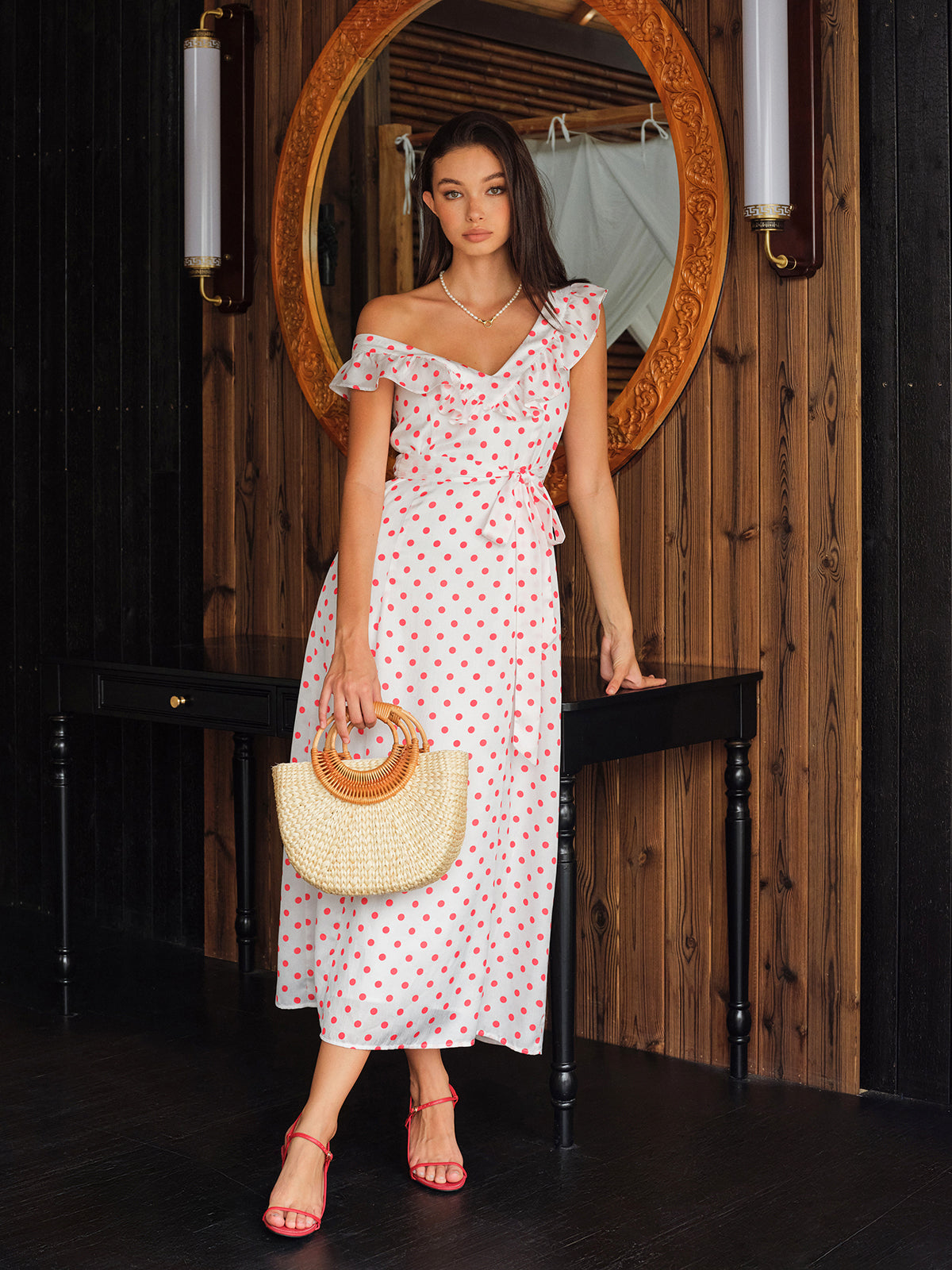Robe à pois semi-transparente avec volants et liens à la taille