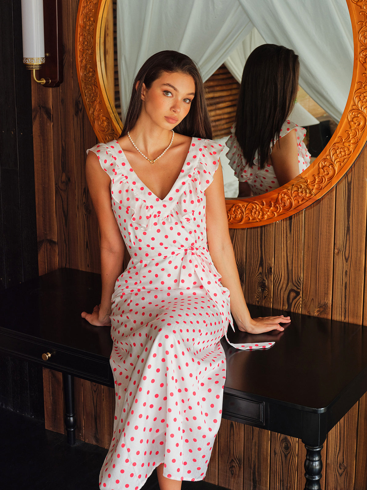 Robe à pois semi-transparente avec volants et liens à la taille