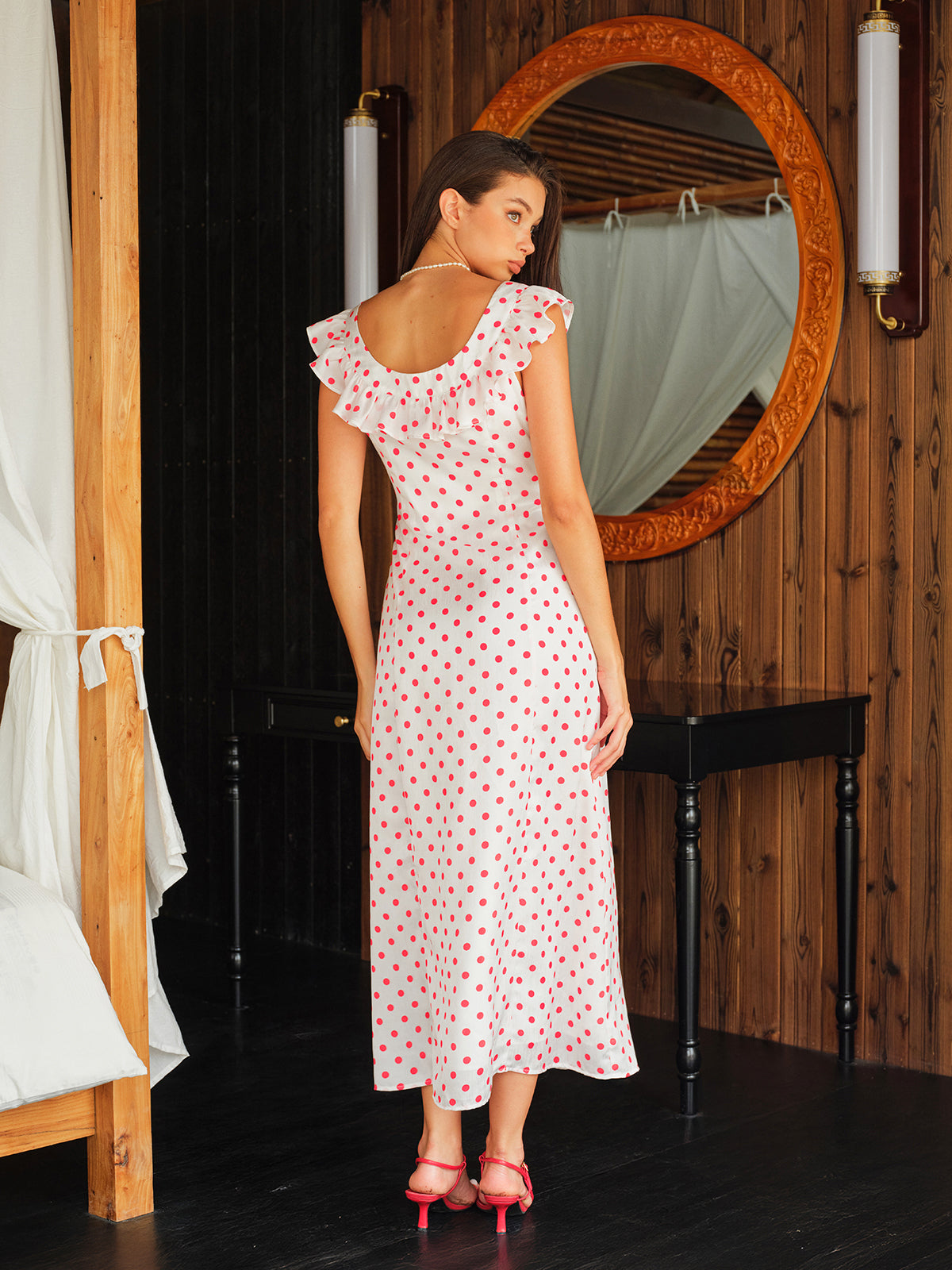 Robe à pois semi-transparente avec volants et liens à la taille