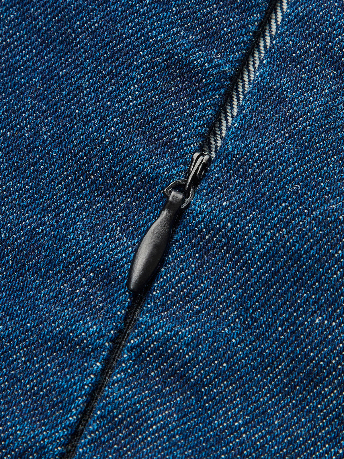 Denim-Kleid mit überkreuztem Rückenausschnitt und ausgestelltem Saum