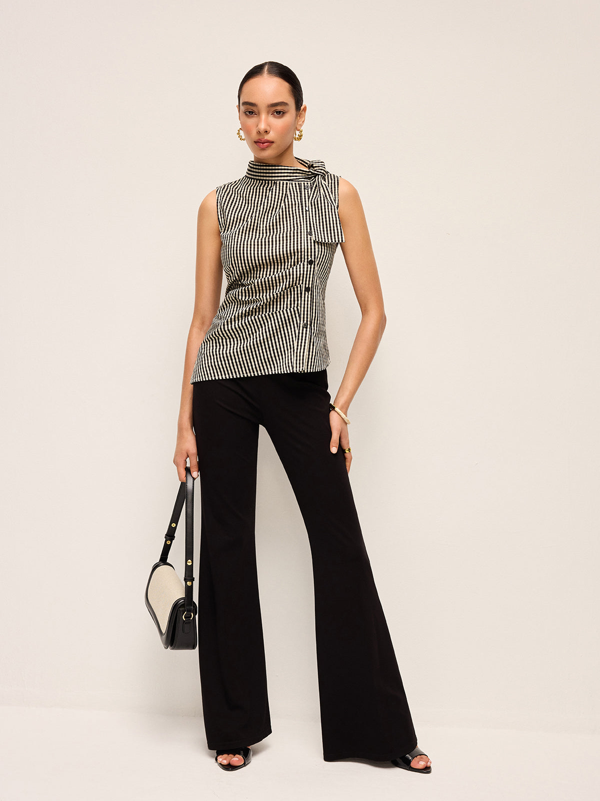 Asymmetrisches Gingham-Top mit Knöpfen am Ausschnitt
