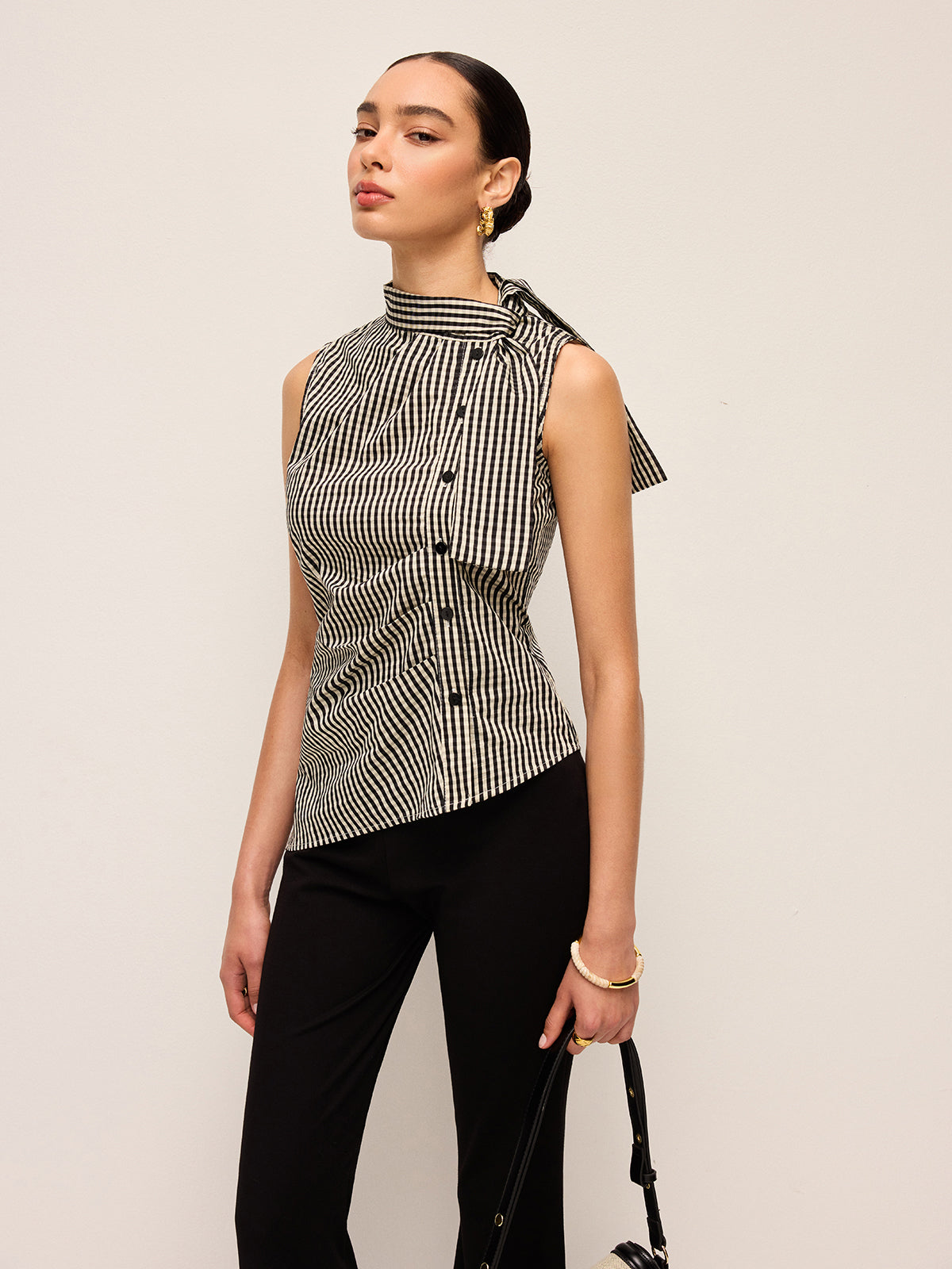 Asymmetrisches Gingham-Top mit Knöpfen am Ausschnitt