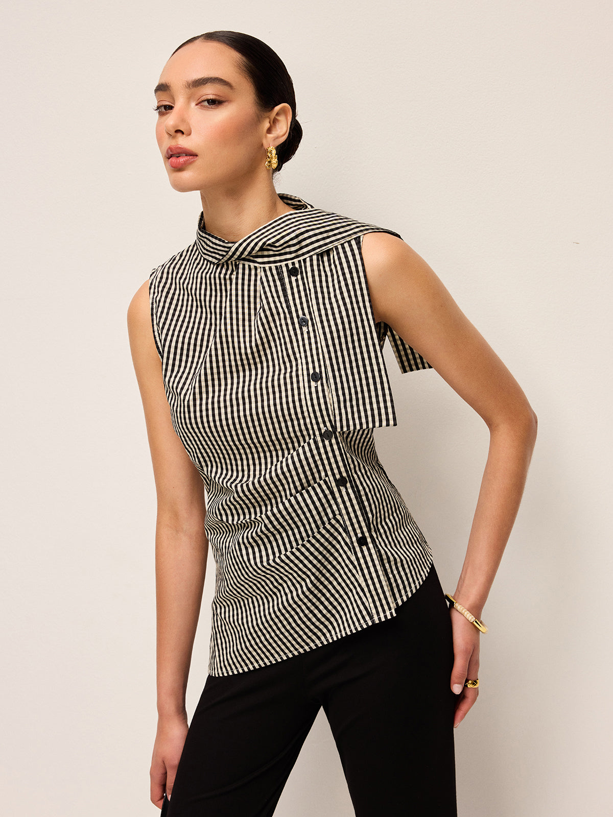 Asymmetrisches Gingham-Top mit Knöpfen am Ausschnitt