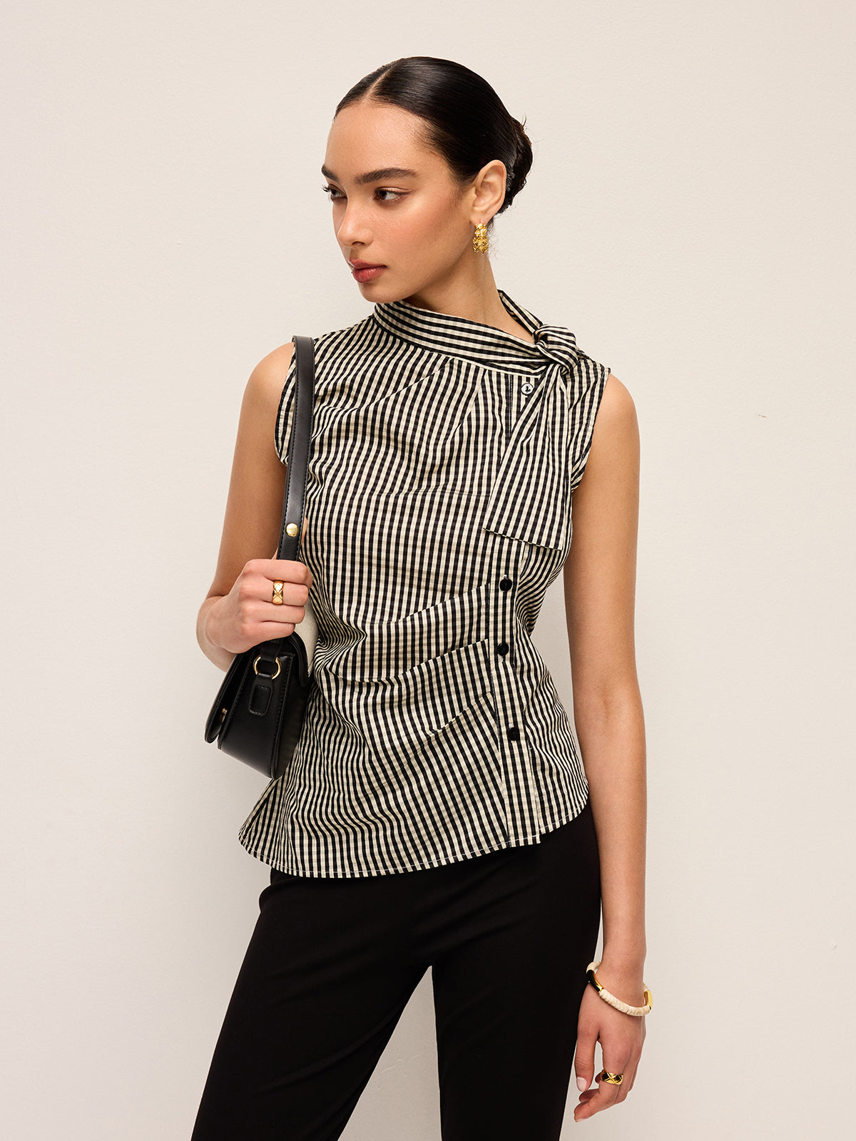 Asymmetrisches Gingham-Top mit Knöpfen am Ausschnitt