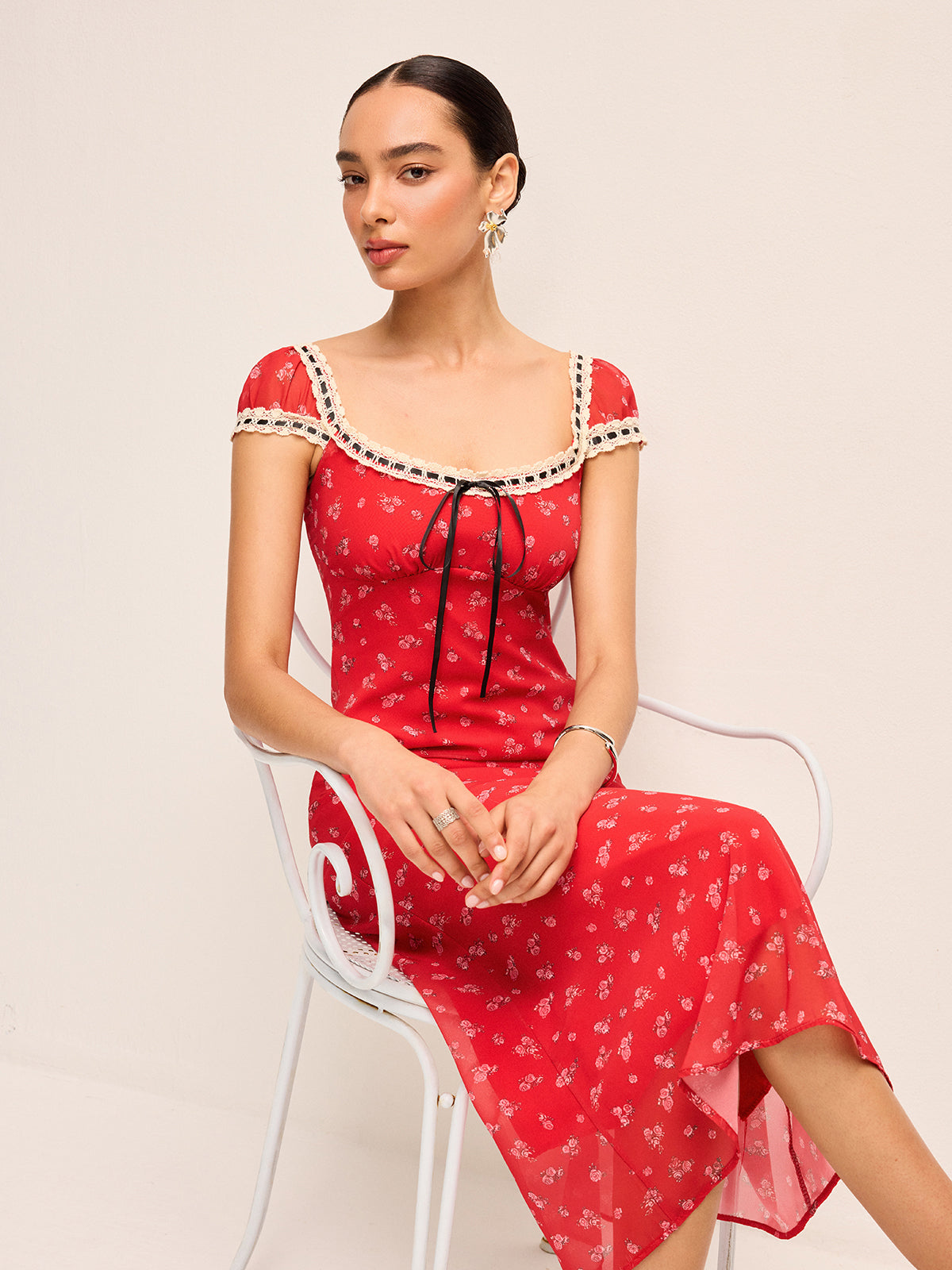 Geblümtes Midikleid mit Spitzenbesatz