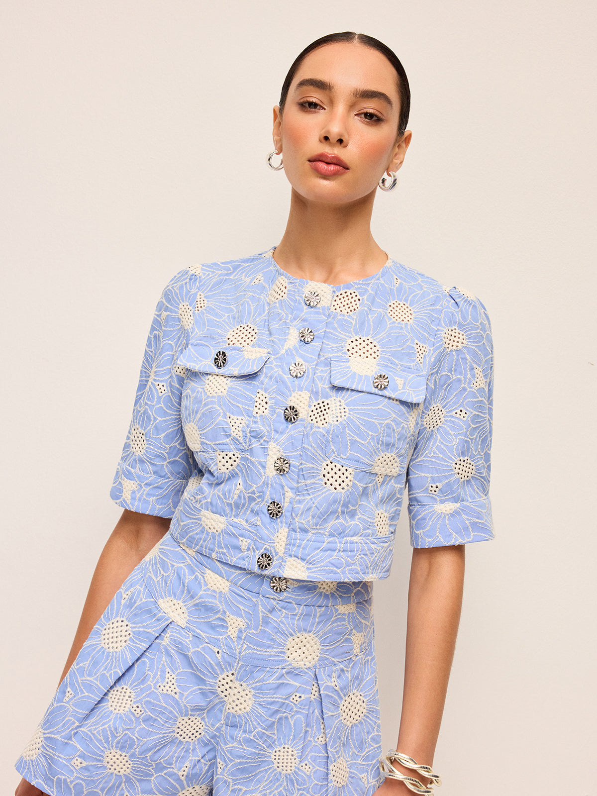 Haut court boutonné brodé floral