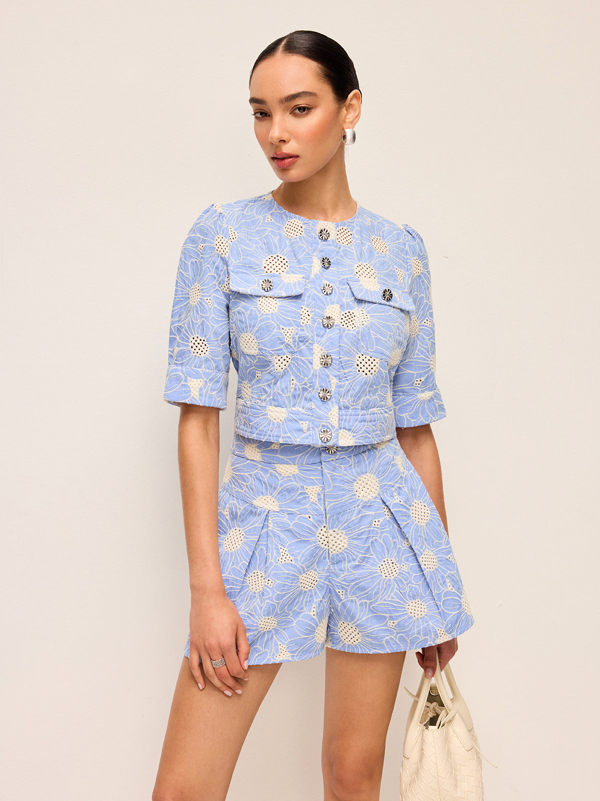 Haut court boutonné brodé floral