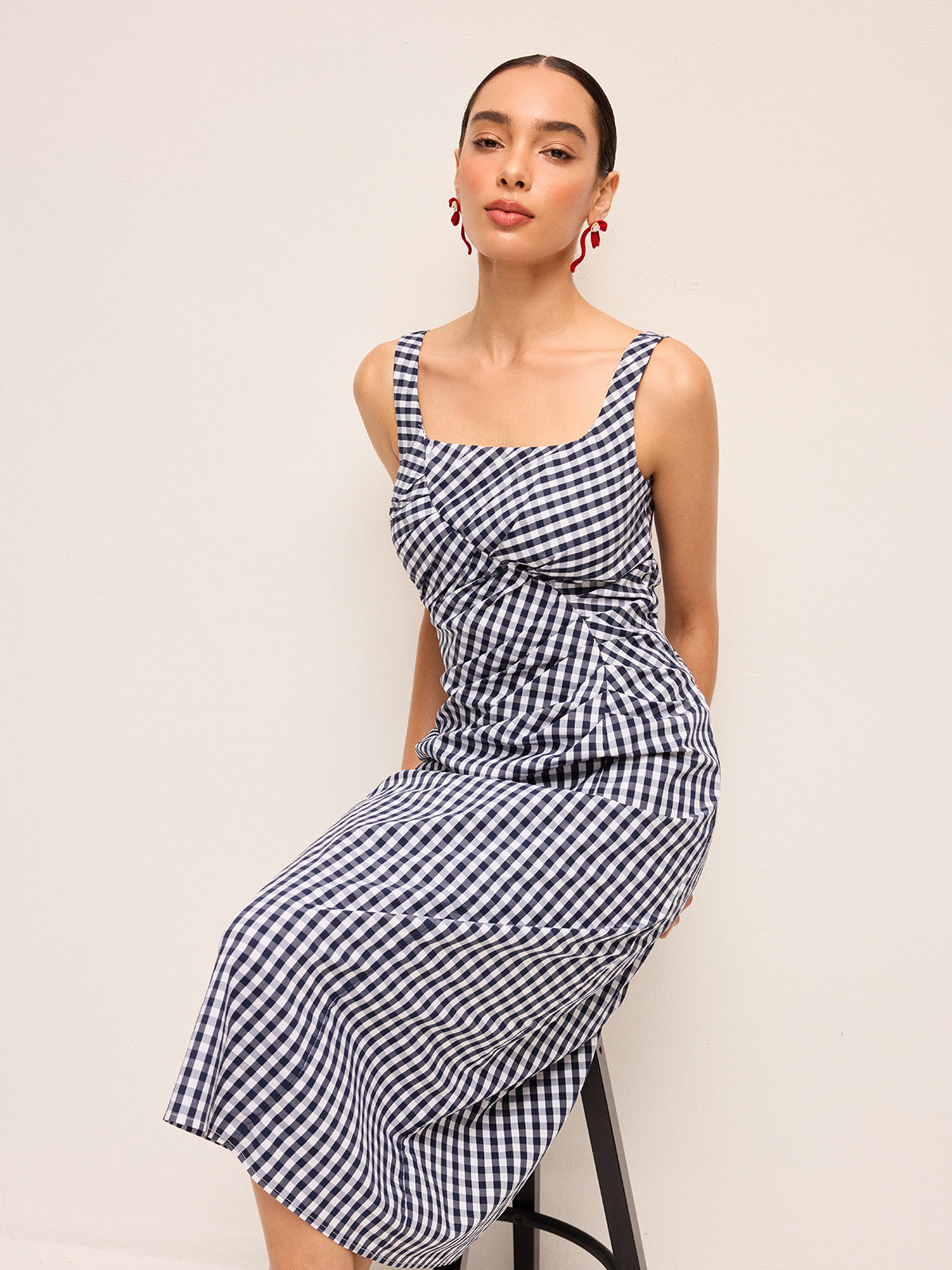 Ärmelloses Vichykaro-Kleid mit asymmetrischen Falten