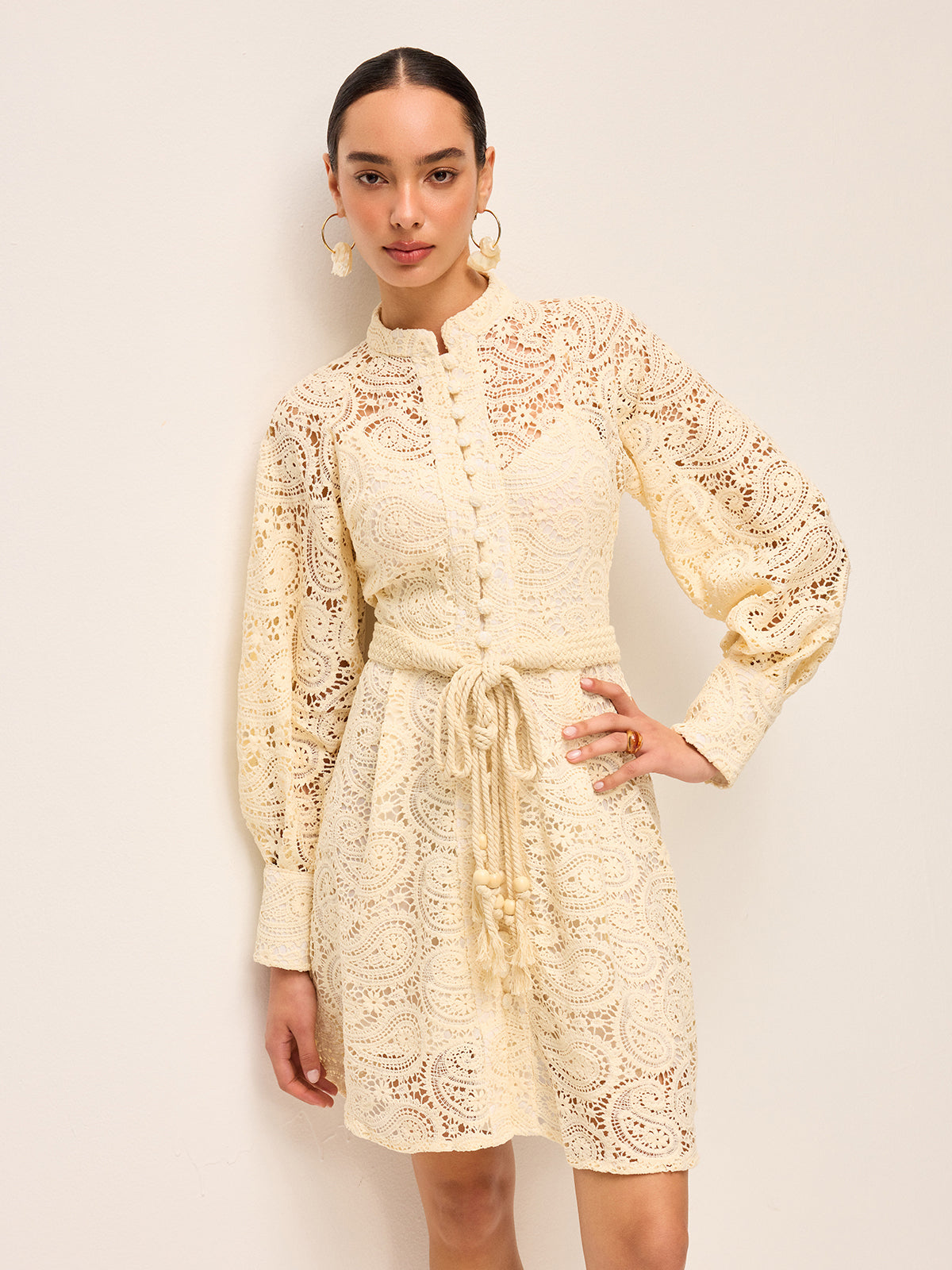 Robe ceinturée en dentelle semi-transparente
