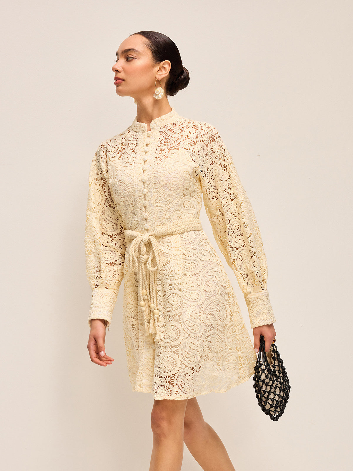 Robe ceinturée en dentelle semi-transparente