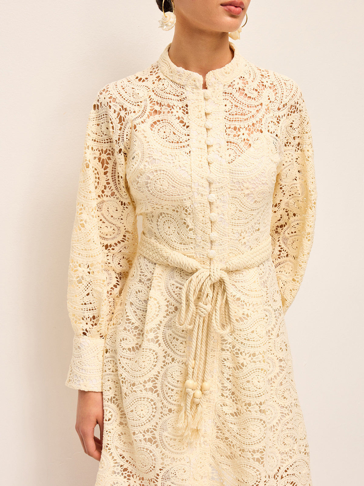 Robe ceinturée en dentelle semi-transparente