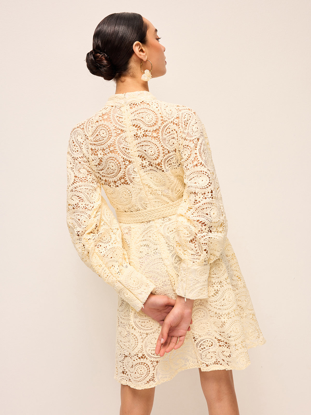 Robe ceinturée en dentelle semi-transparente