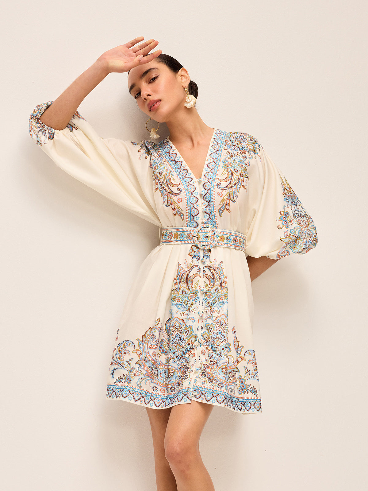 Robe bohème ceinturée à col en V et manches ballon