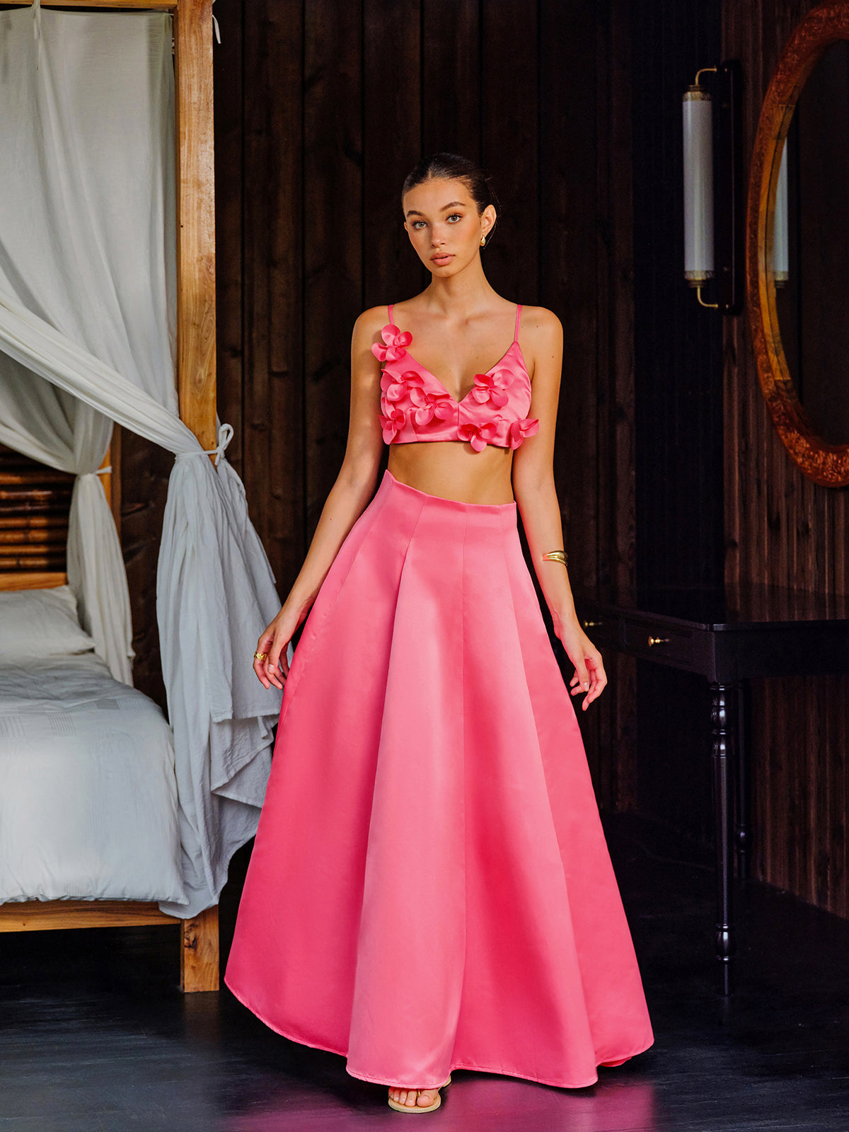Ensemble crop top à broderies florales et jupe trapèze
