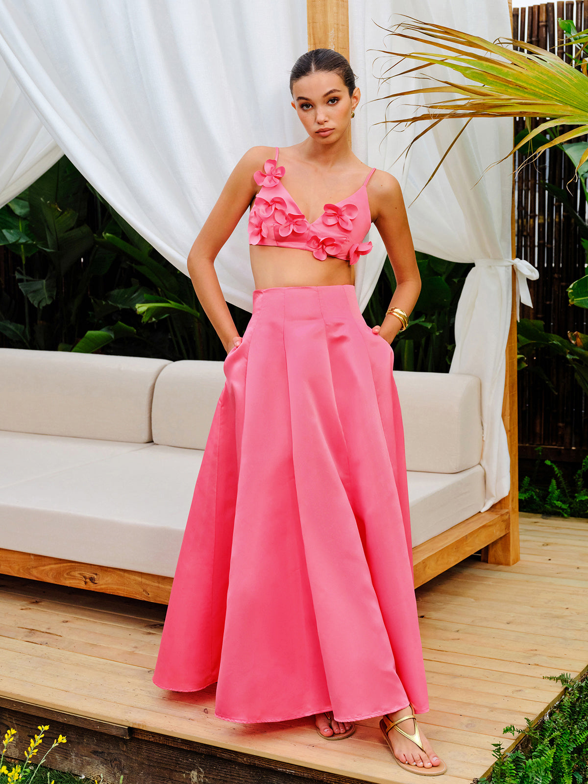 Ensemble crop top à broderies florales et jupe trapèze