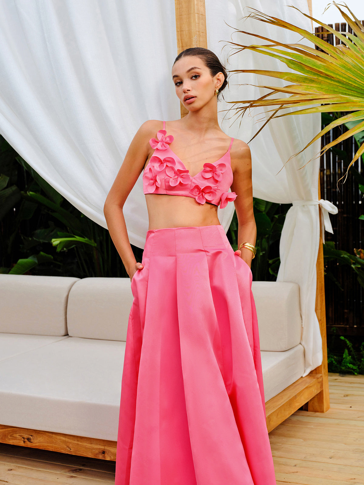 Ensemble crop top à broderies florales et jupe trapèze