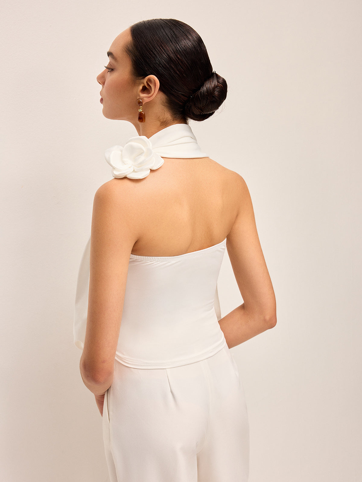 3D-Top mit Blumenverzierungen und Neckholder