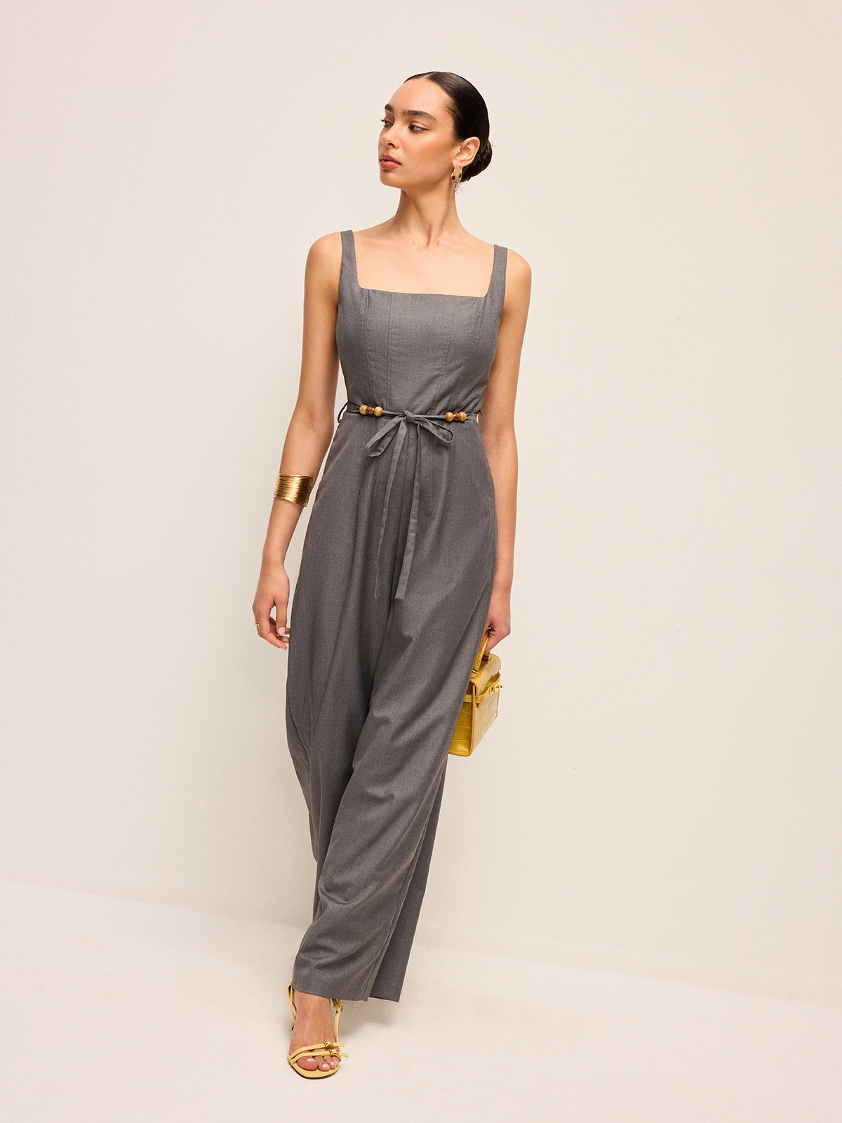 Combinaison pantalon ceinturée à encolure carrée avec taille ornée de perles