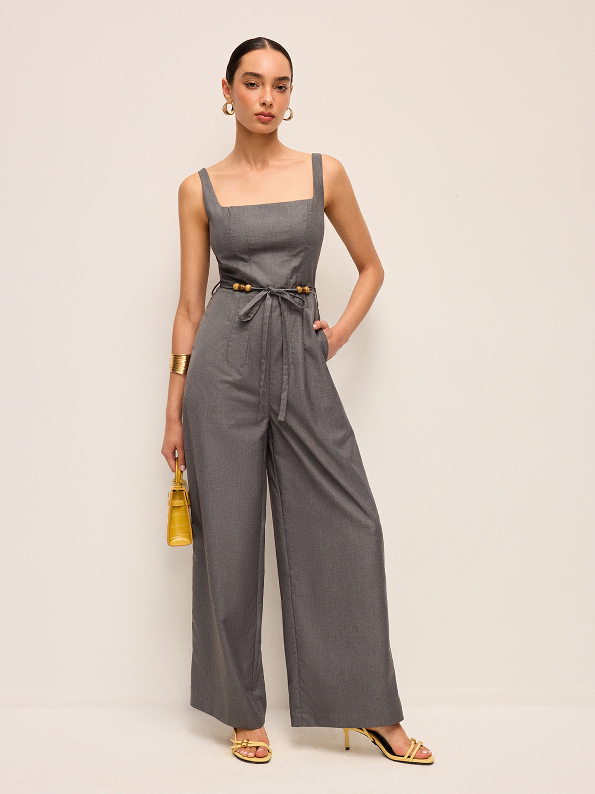 Combinaison pantalon ceinturée à encolure carrée avec taille ornée de perles