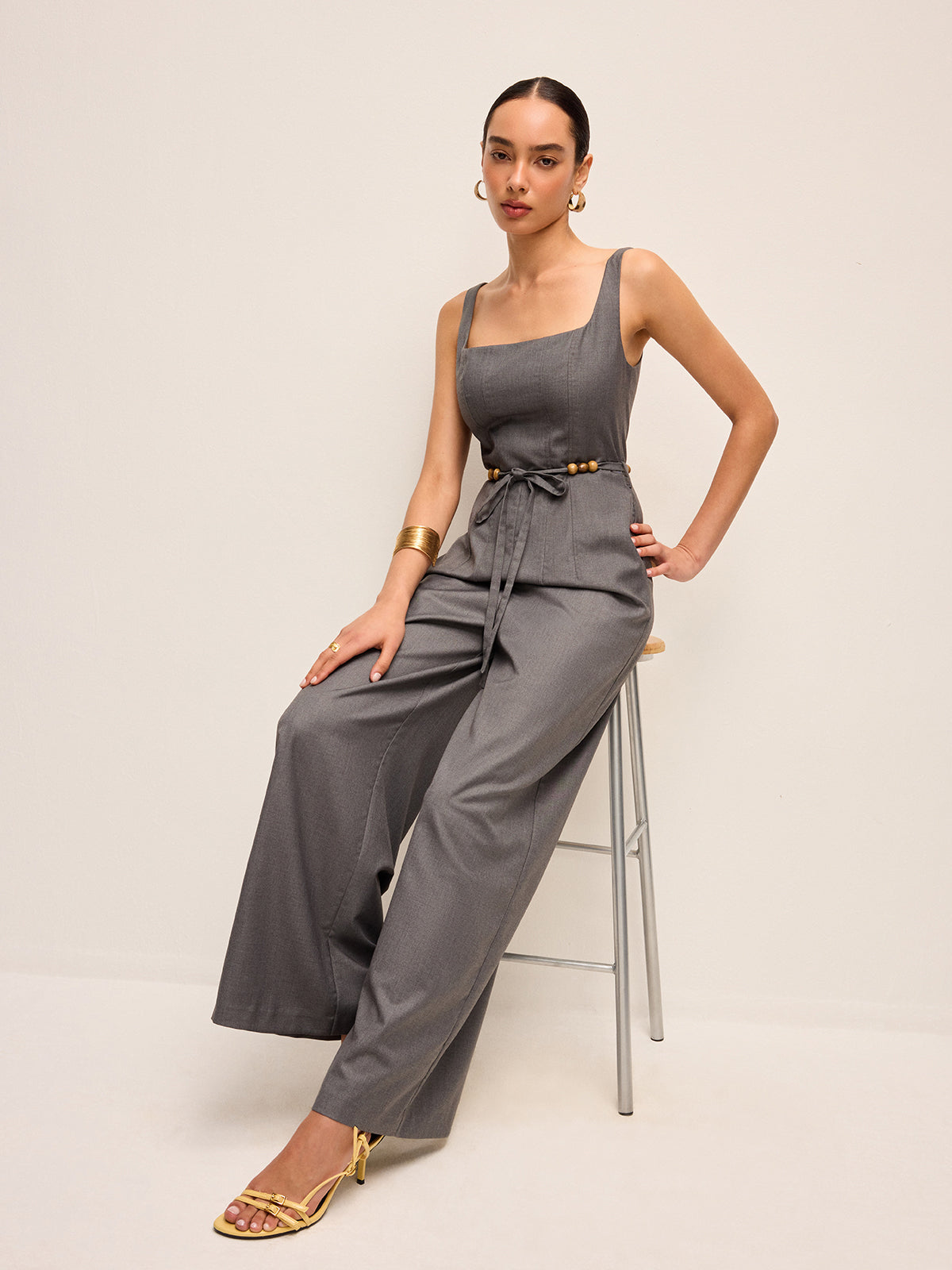 Combinaison pantalon ceinturée à encolure carrée avec taille ornée de perles