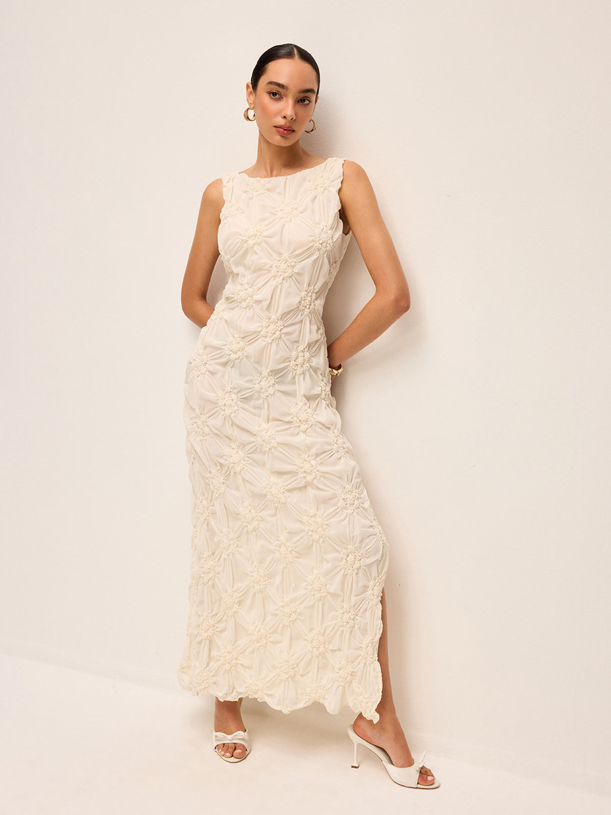 Elegantes besticktes Maxikleid mit Schlitz