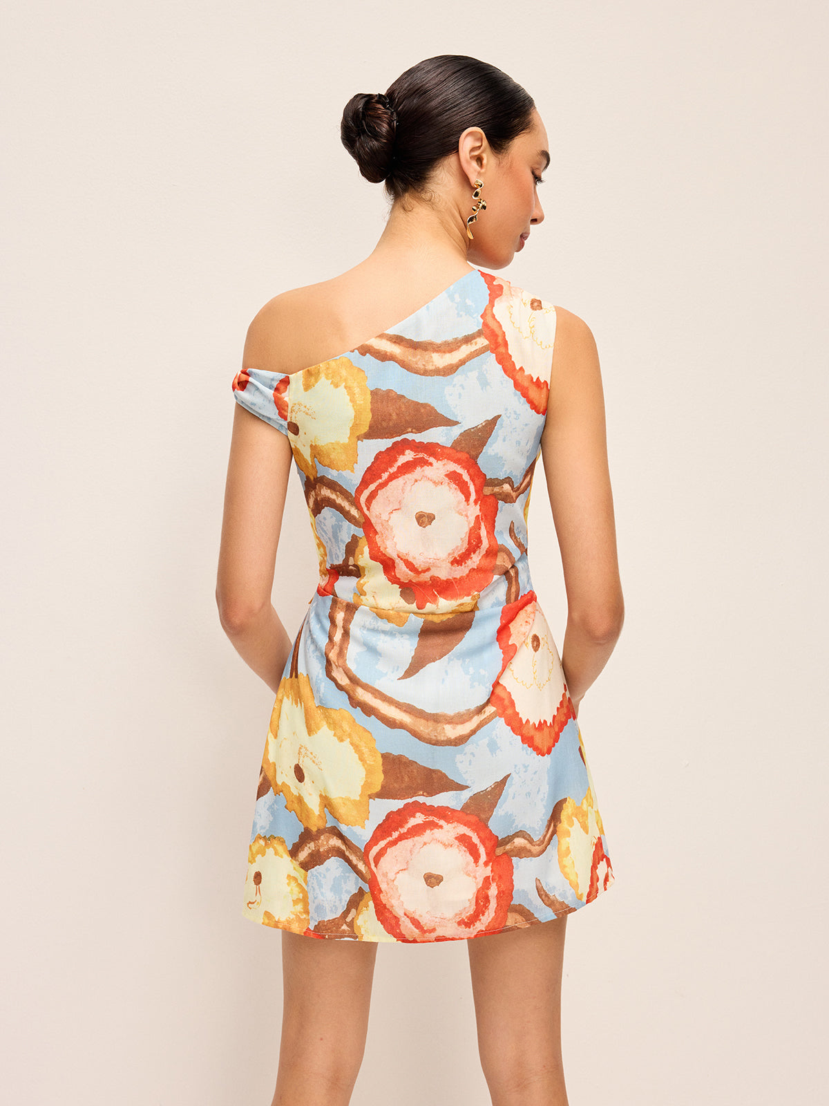 Robe imprimée asymétrique ceinturée au cou
