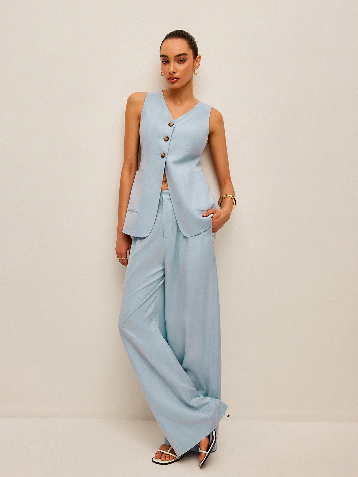 Set aus Weste mit Bindebändern und Hose aus Baumwolle und Leinen