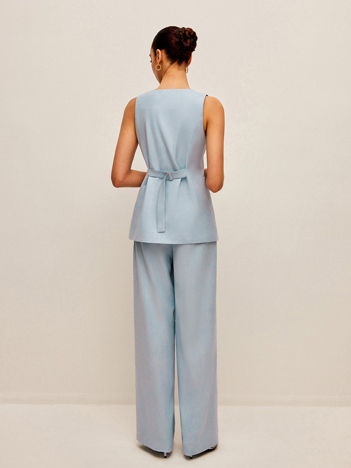 Set aus Weste mit Bindebändern und Hose aus Baumwolle und Leinen