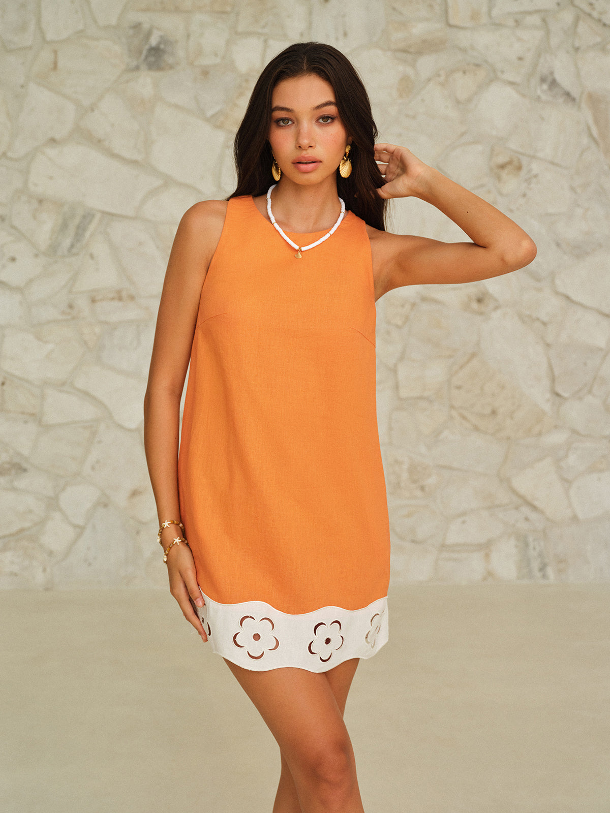 Mini-robe sans manches avec ourlet à découpes fleuries