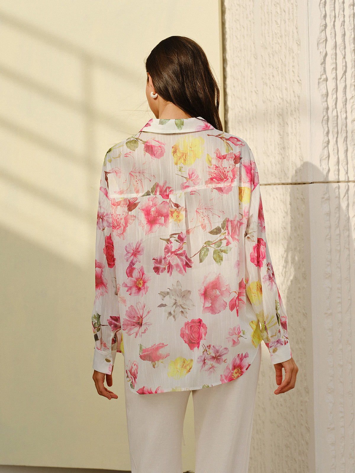 Halbtransparentes, langärmeliges Hemd mit Blumenmuster und Knöpfen