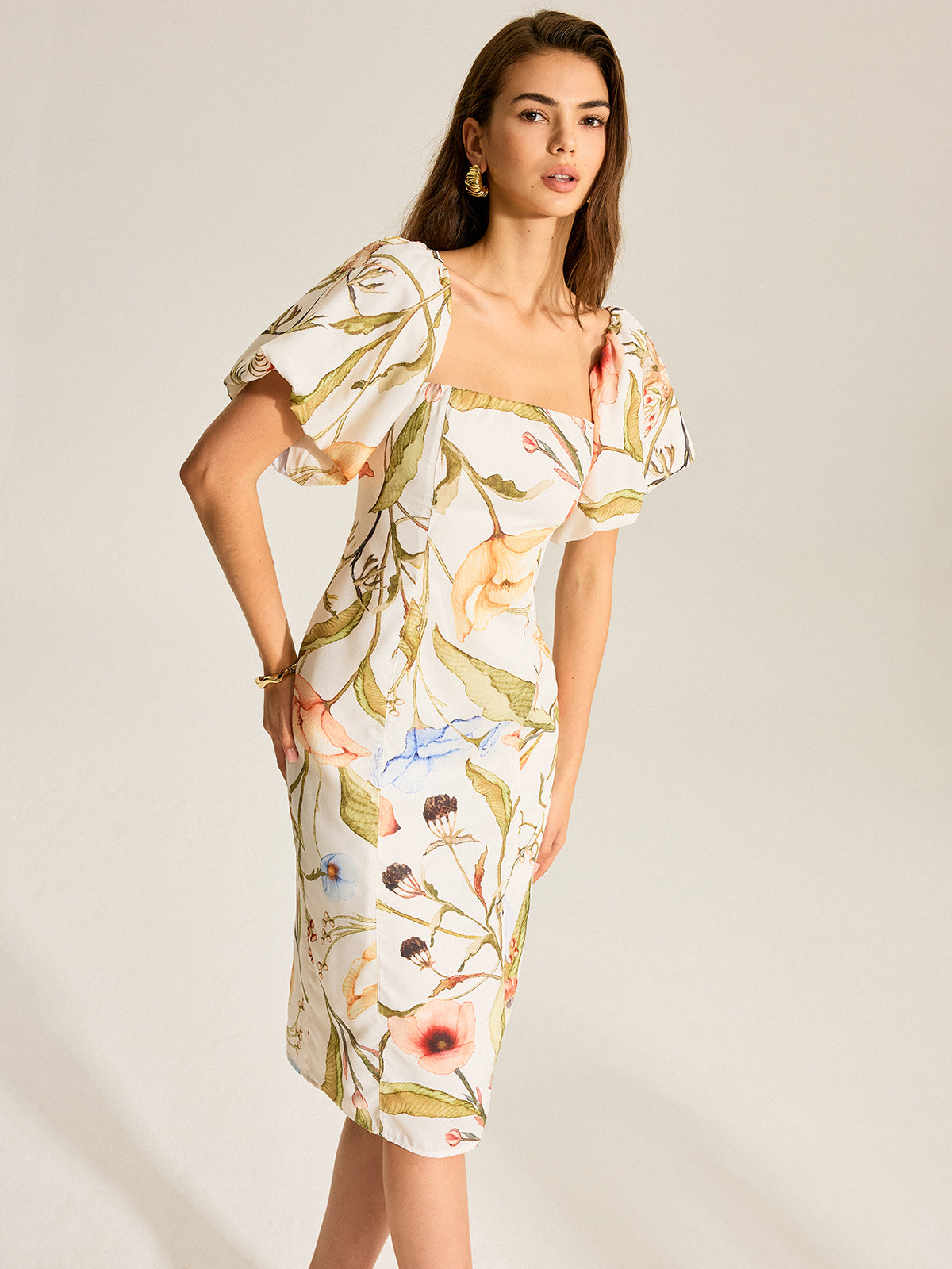 Robe dos nu à manches bouffantes fleuries