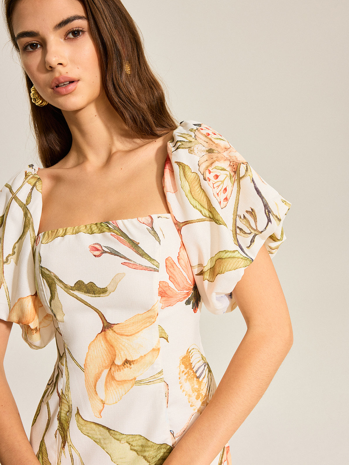 Robe florale à manches bouffantes et dos nu