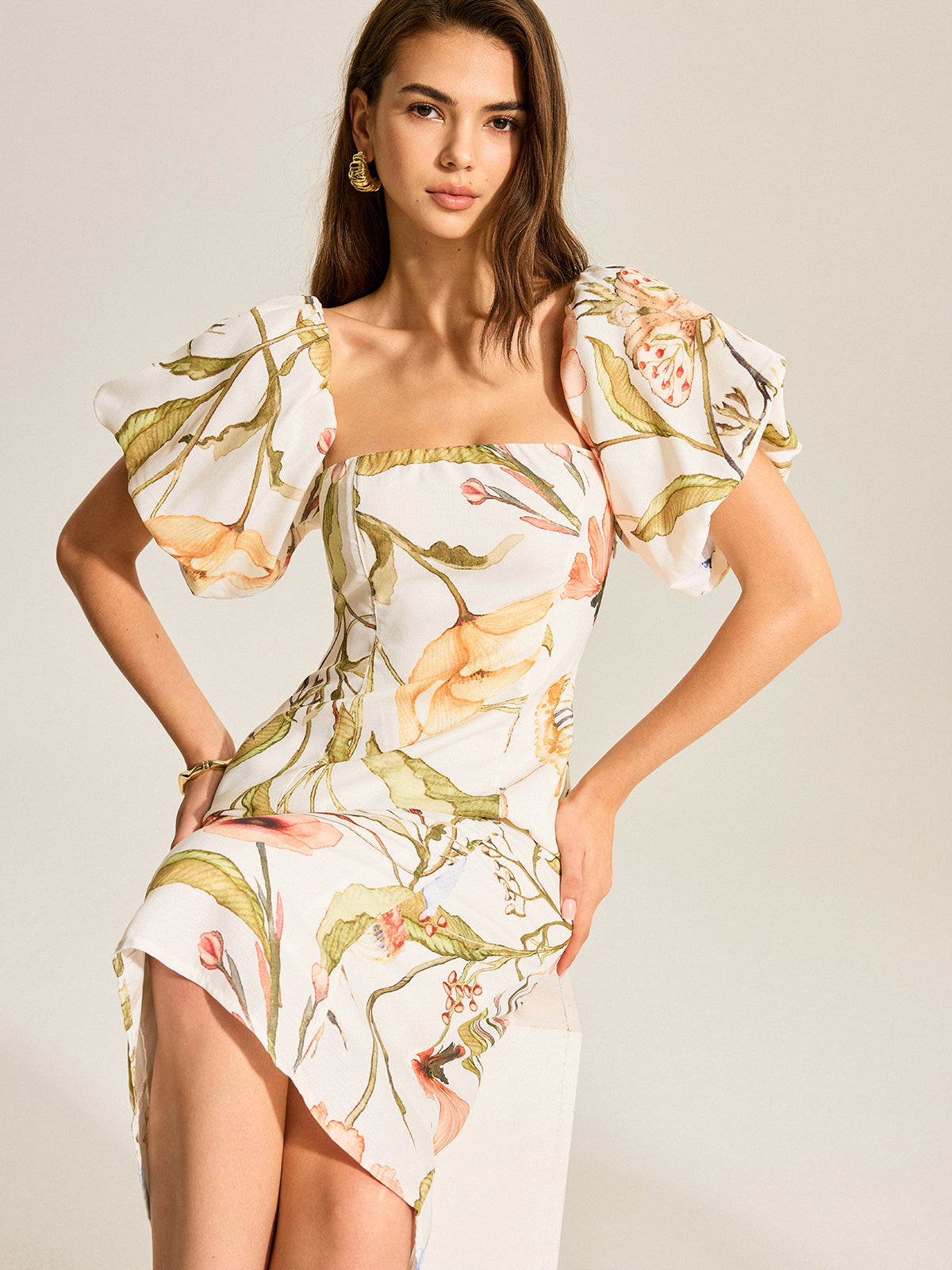 Robe florale à manches bouffantes et dos nu