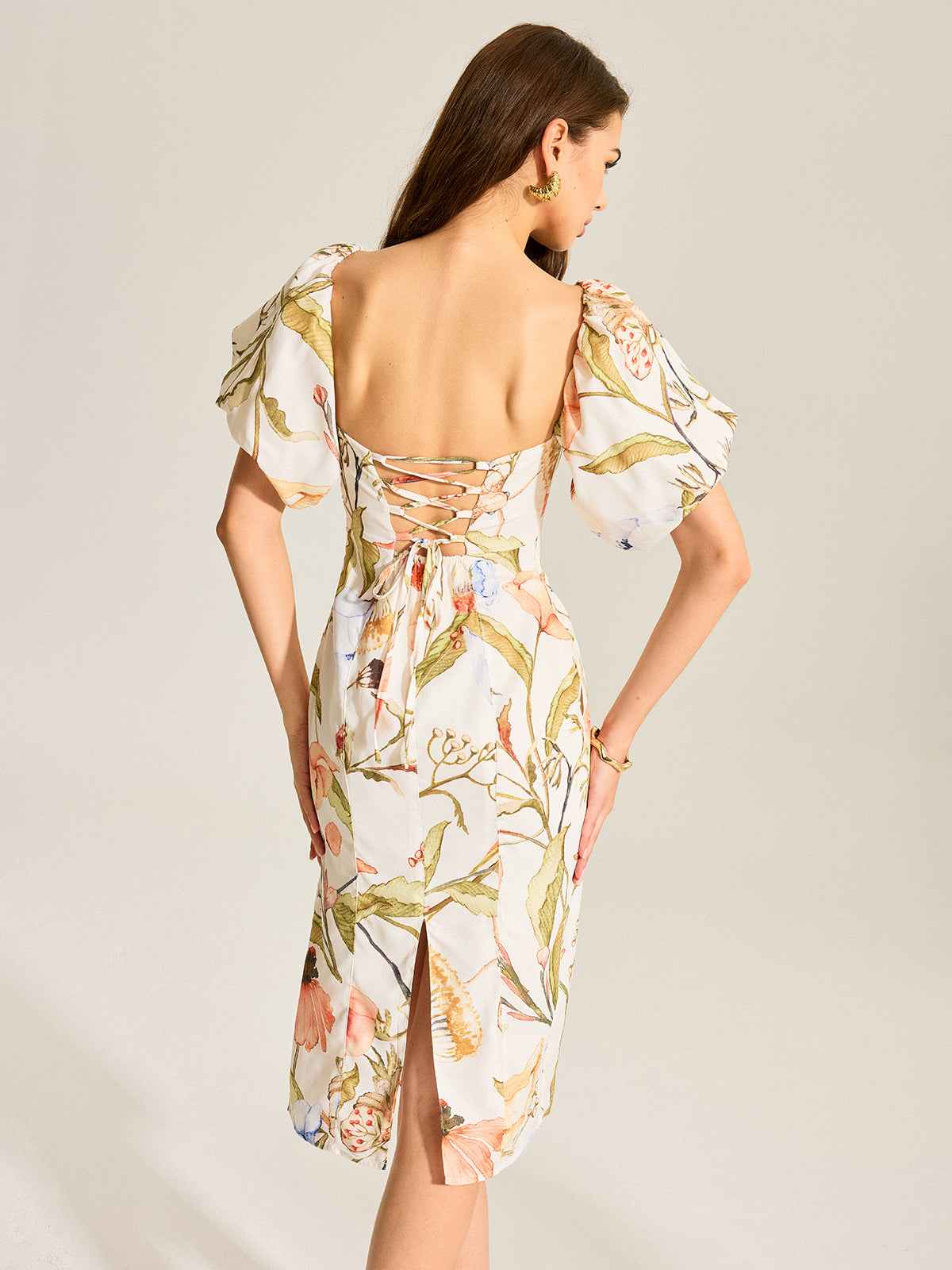 Robe florale à manches bouffantes et dos nu