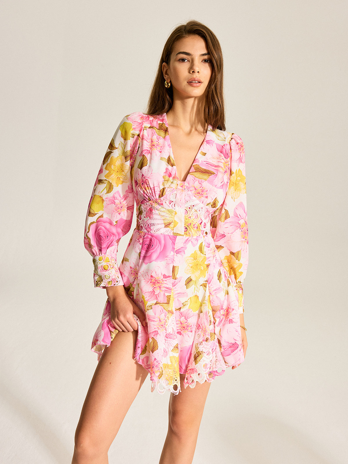 Geblümtes V-Ausschnitt-Kleid mit Lochstickerei