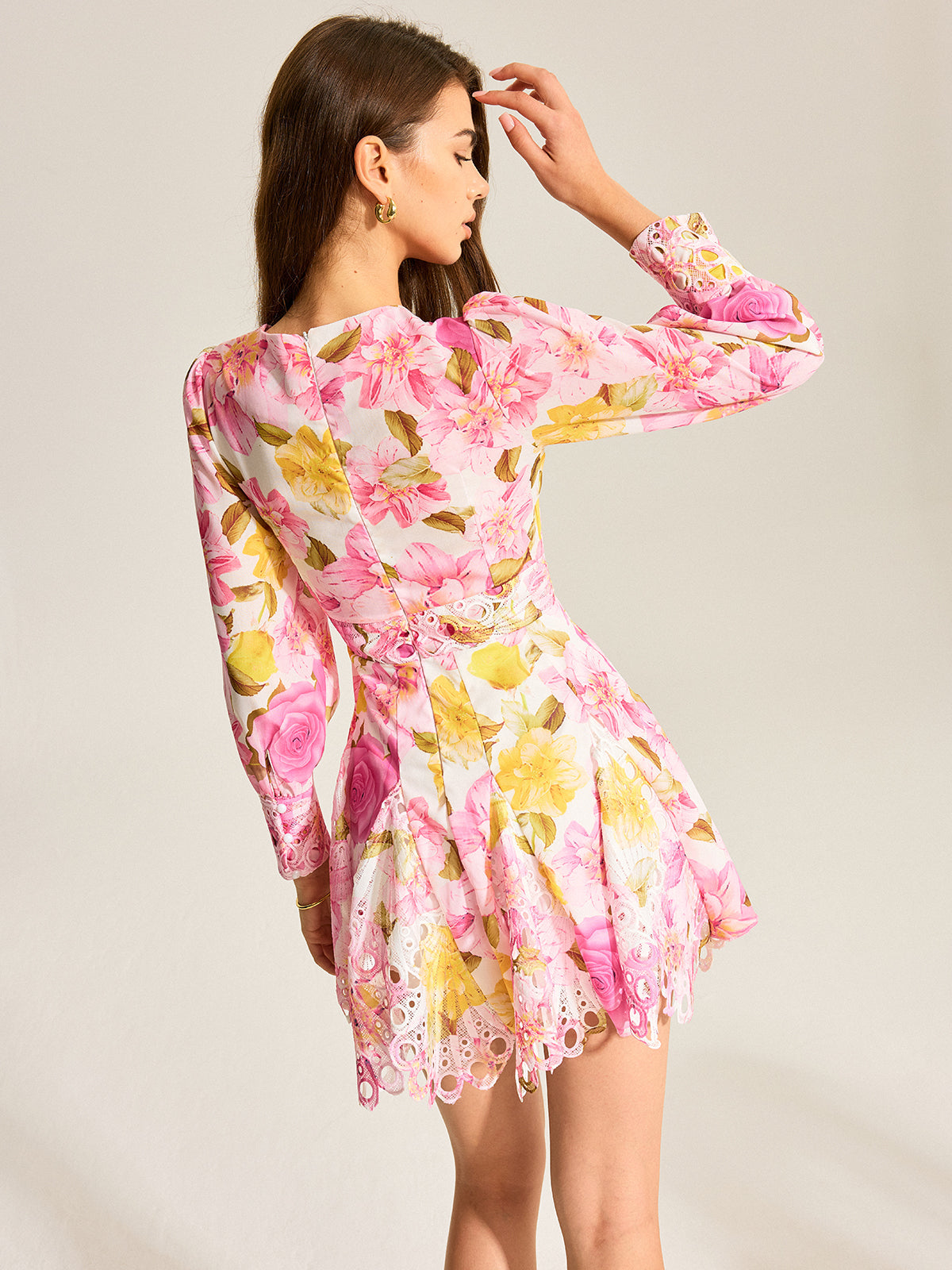 Geblümtes V-Ausschnitt-Kleid mit Lochstickerei