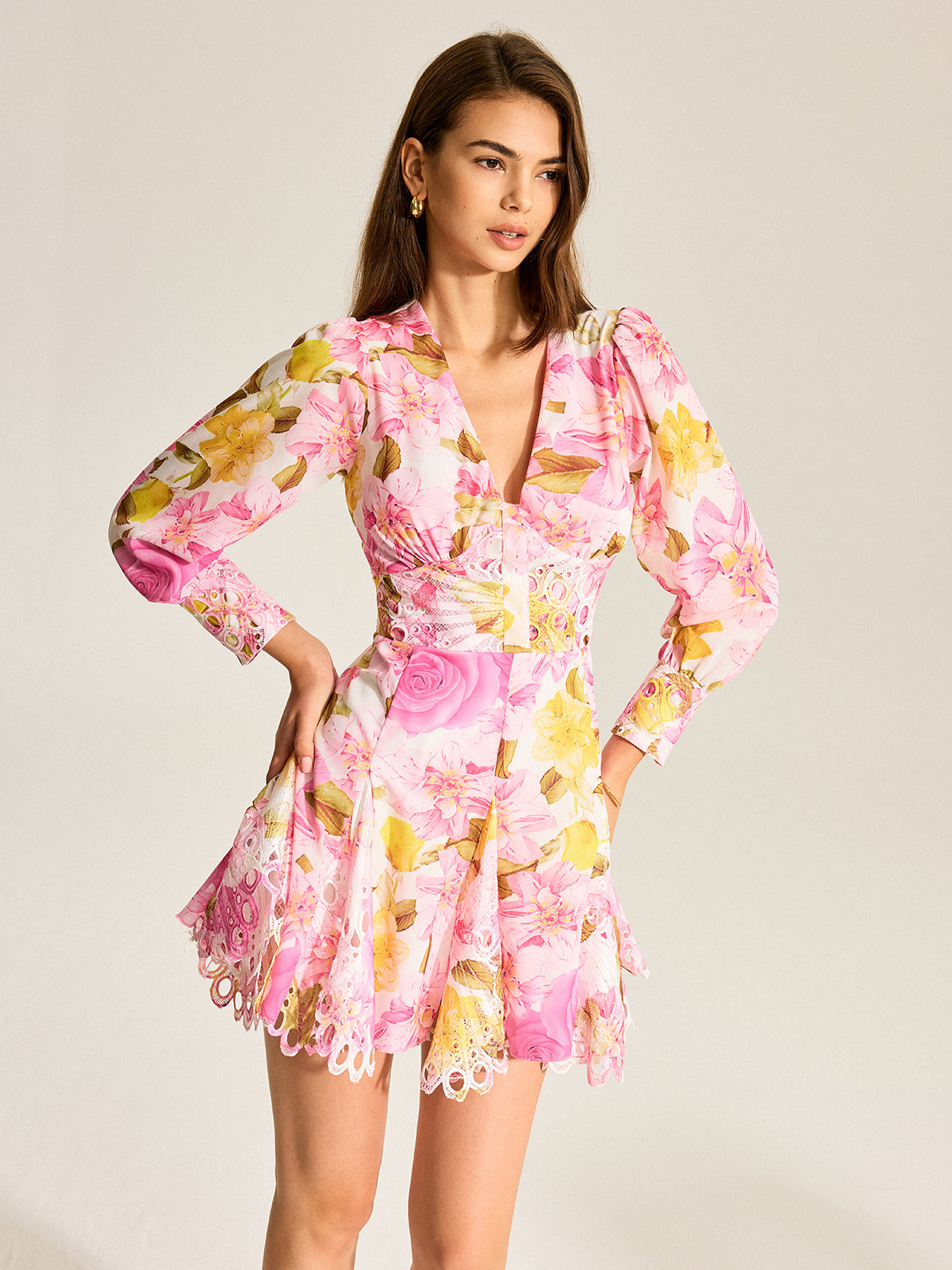 Geblümtes V-Ausschnitt-Kleid mit Lochstickerei