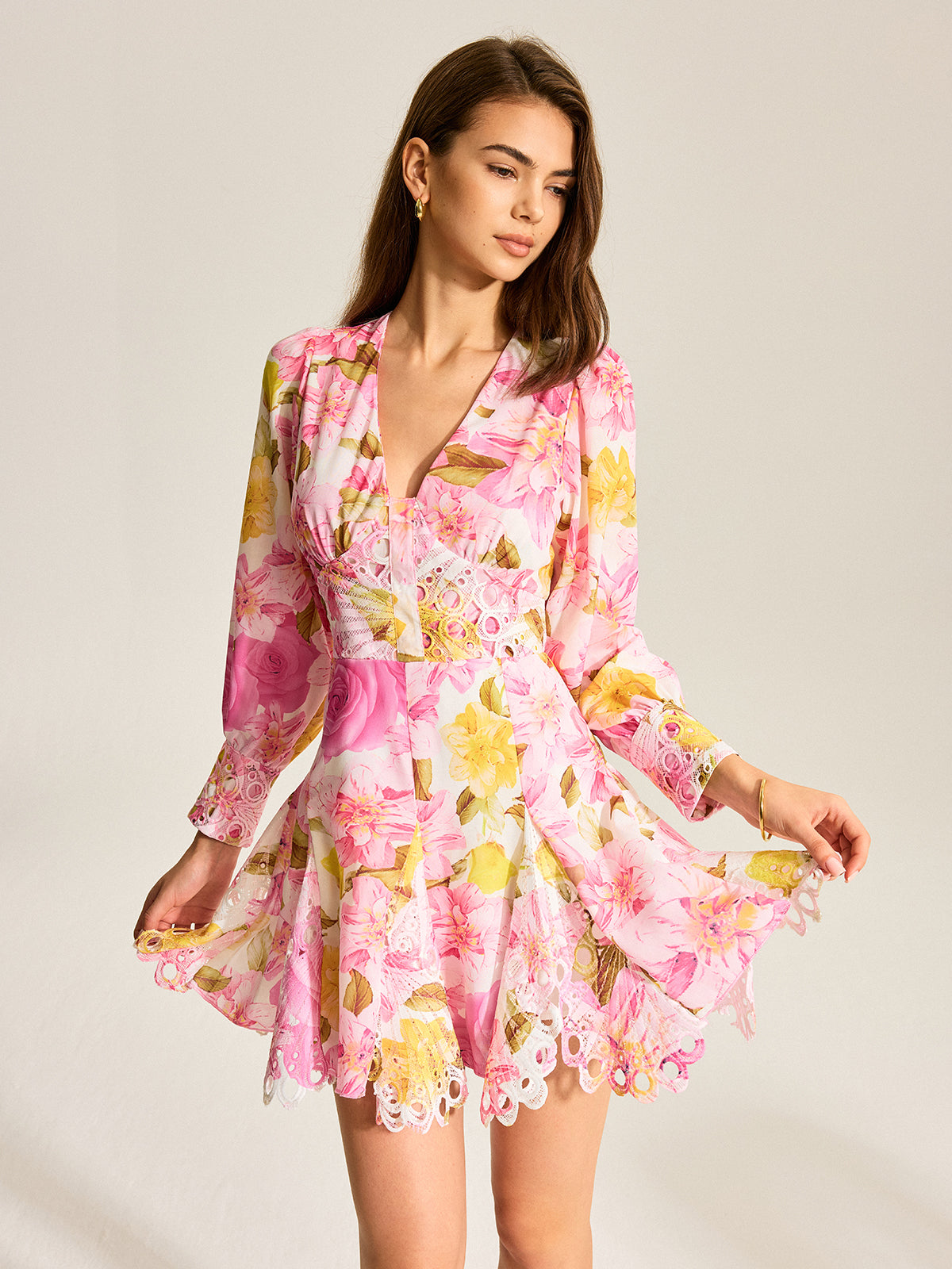 Geblümtes V-Ausschnitt-Kleid mit Lochstickerei