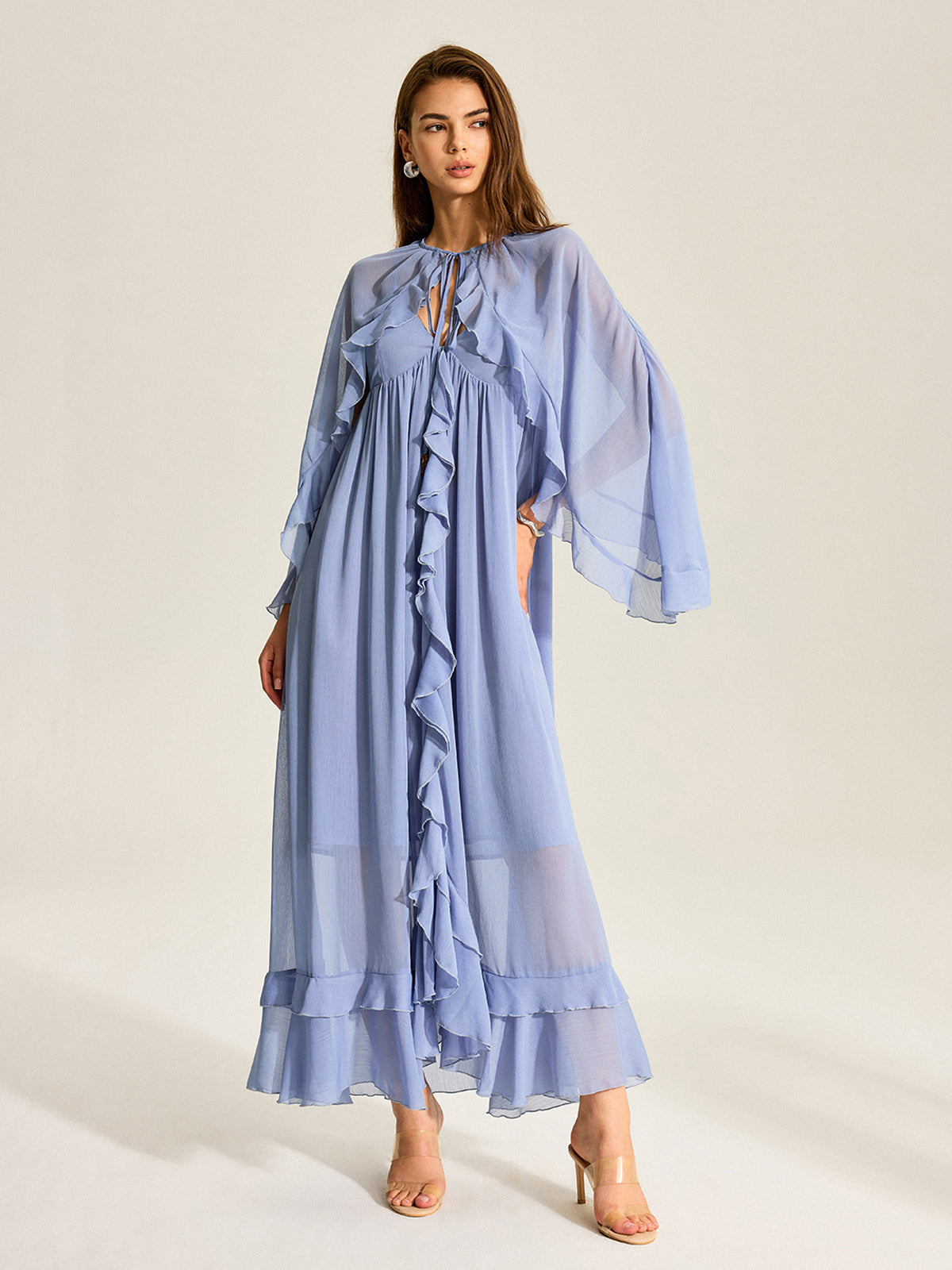 Robe en mousseline volantée deux pièces à cape semi-transparente