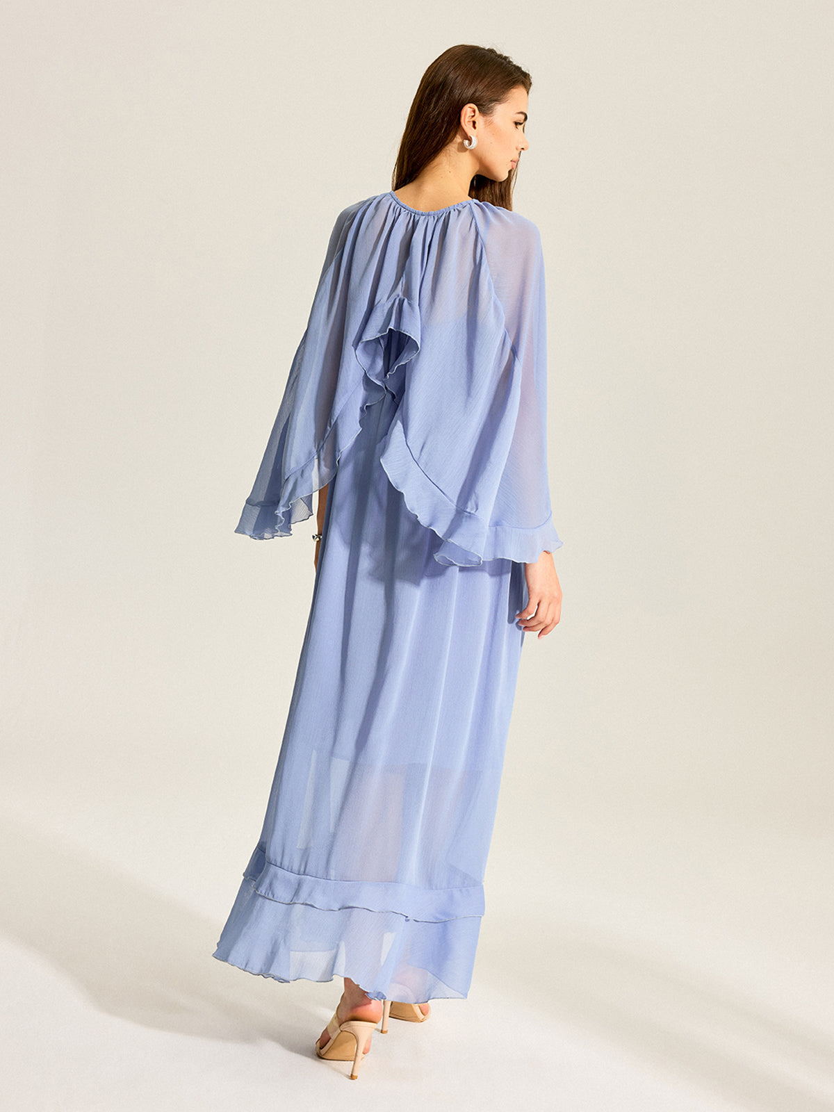 Robe en mousseline volantée deux pièces à cape semi-transparente